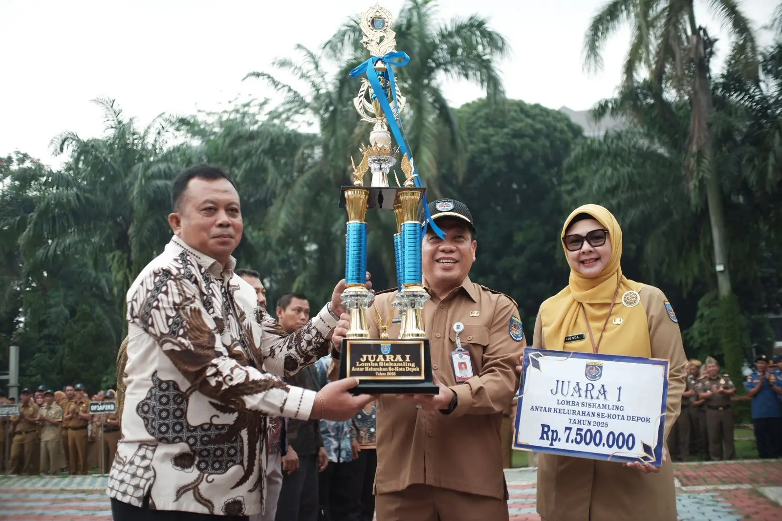 Sekda Depok Serahkan Piala Juara Lomba Siskamling Antar Kelurahan 2025