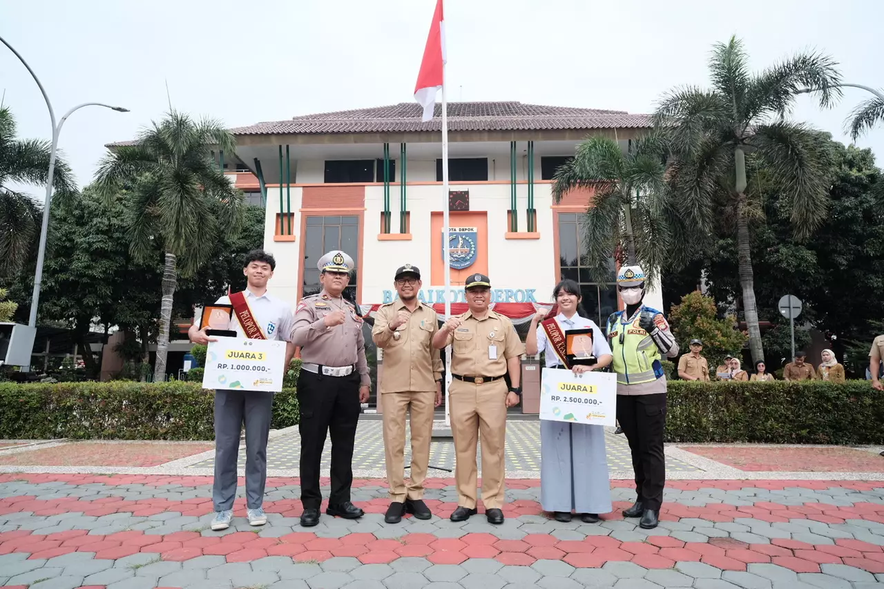 Wakil Wali Kota Serahkan Hadiah Kepada Pelajar Pelopor Keselamatan Lalu Lintas Jalan Asal Depok