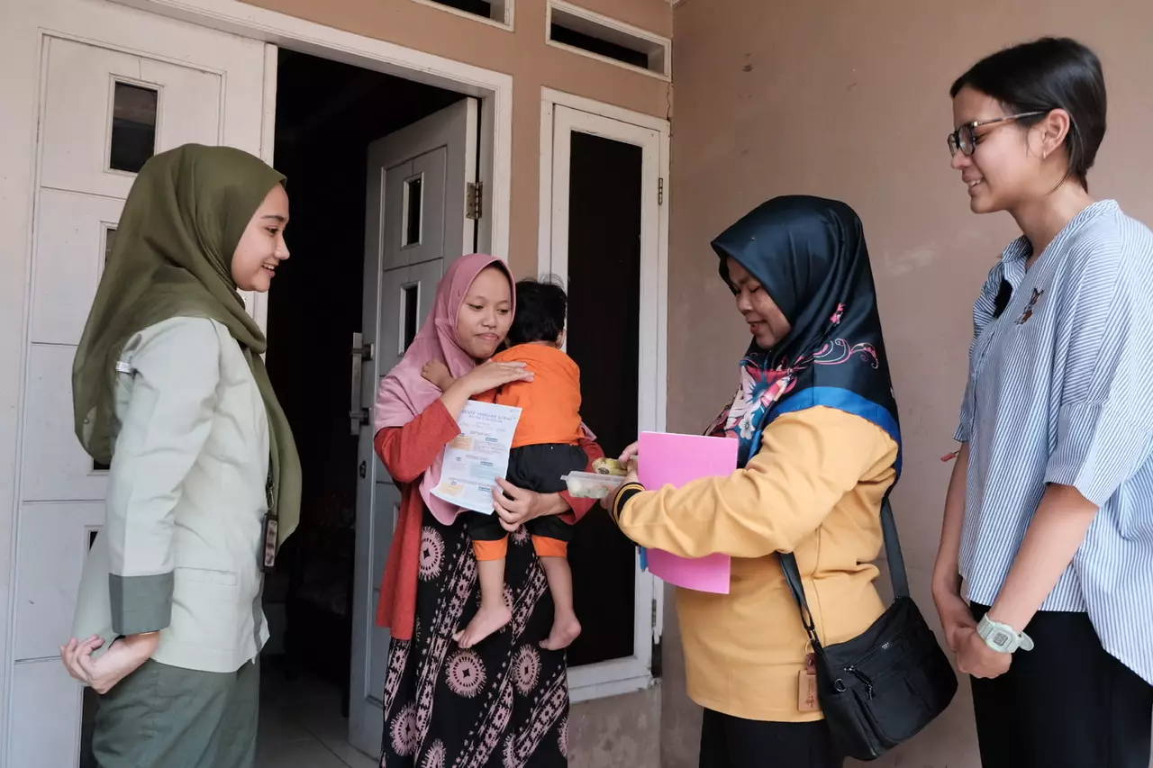 Petugas Puskesmas Sukmajaya Bersama Kader Posyandu Distribusikan Pangan Lokal Bergizi di Tirtajaya