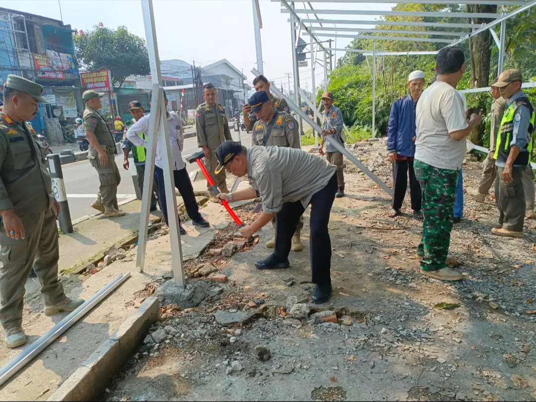 Kelurahan Jatijajar Bersama Satpol PP Bongkar Bangunan Liar Dekat Masjid Assyahid