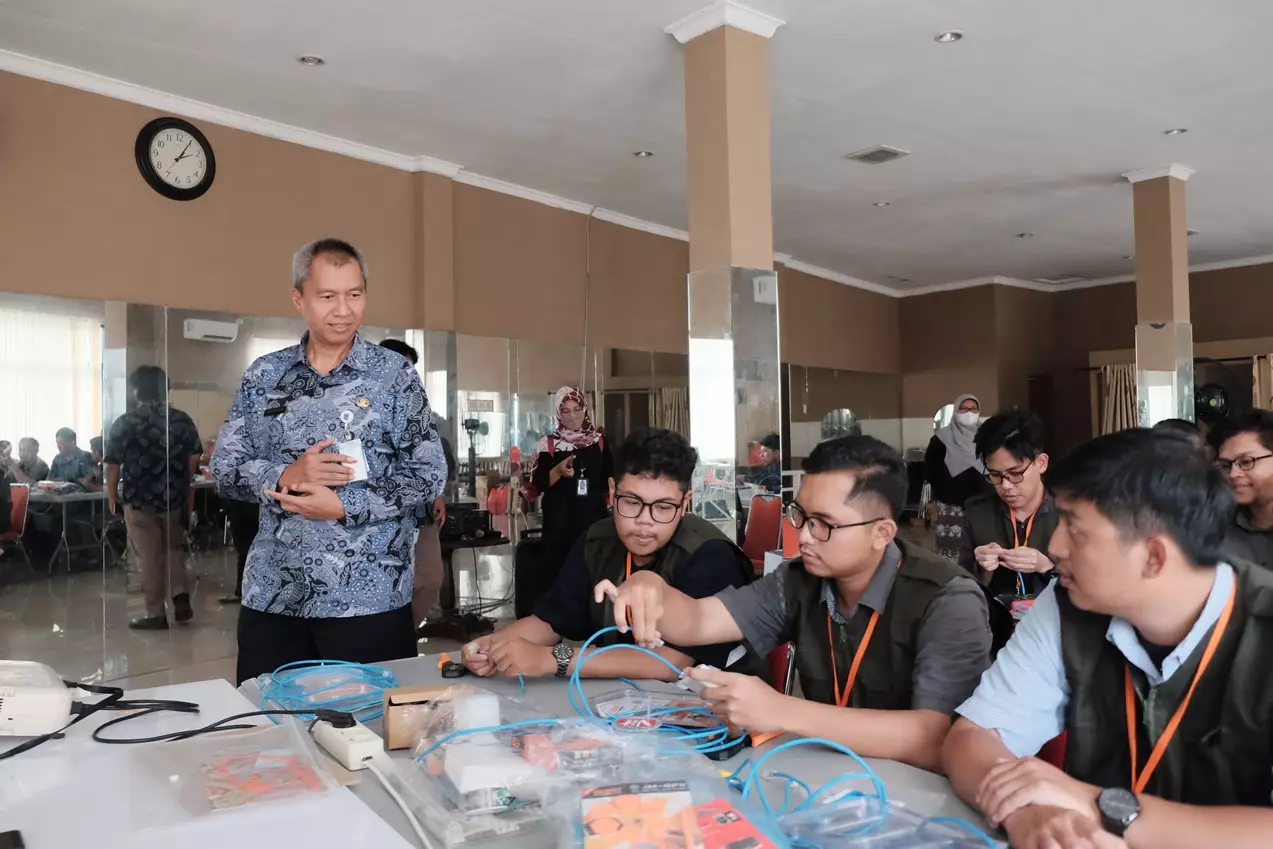 Kadisnaker Depok Tinjau Peserta Pelatihan Komputer