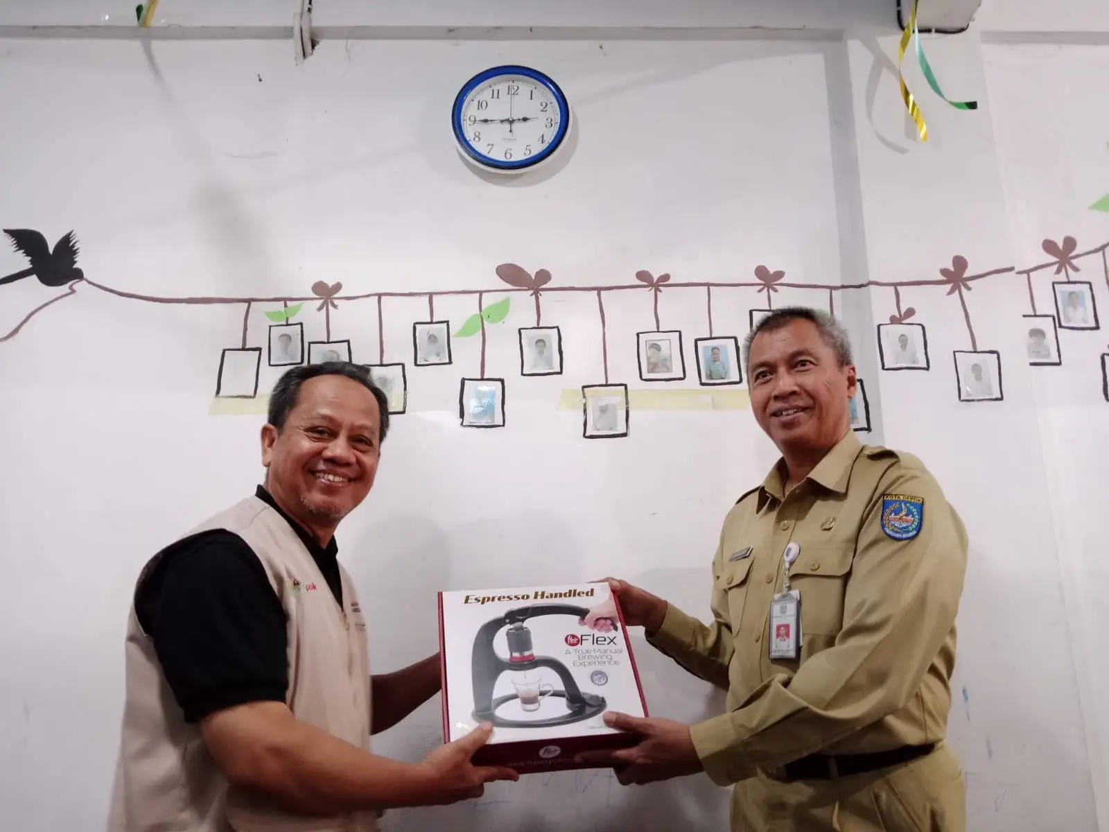 Peduli Disabilitas, Disnaker Depok Serahkan Bantuan Alat Pembuat Kopi ke Rumah Autis