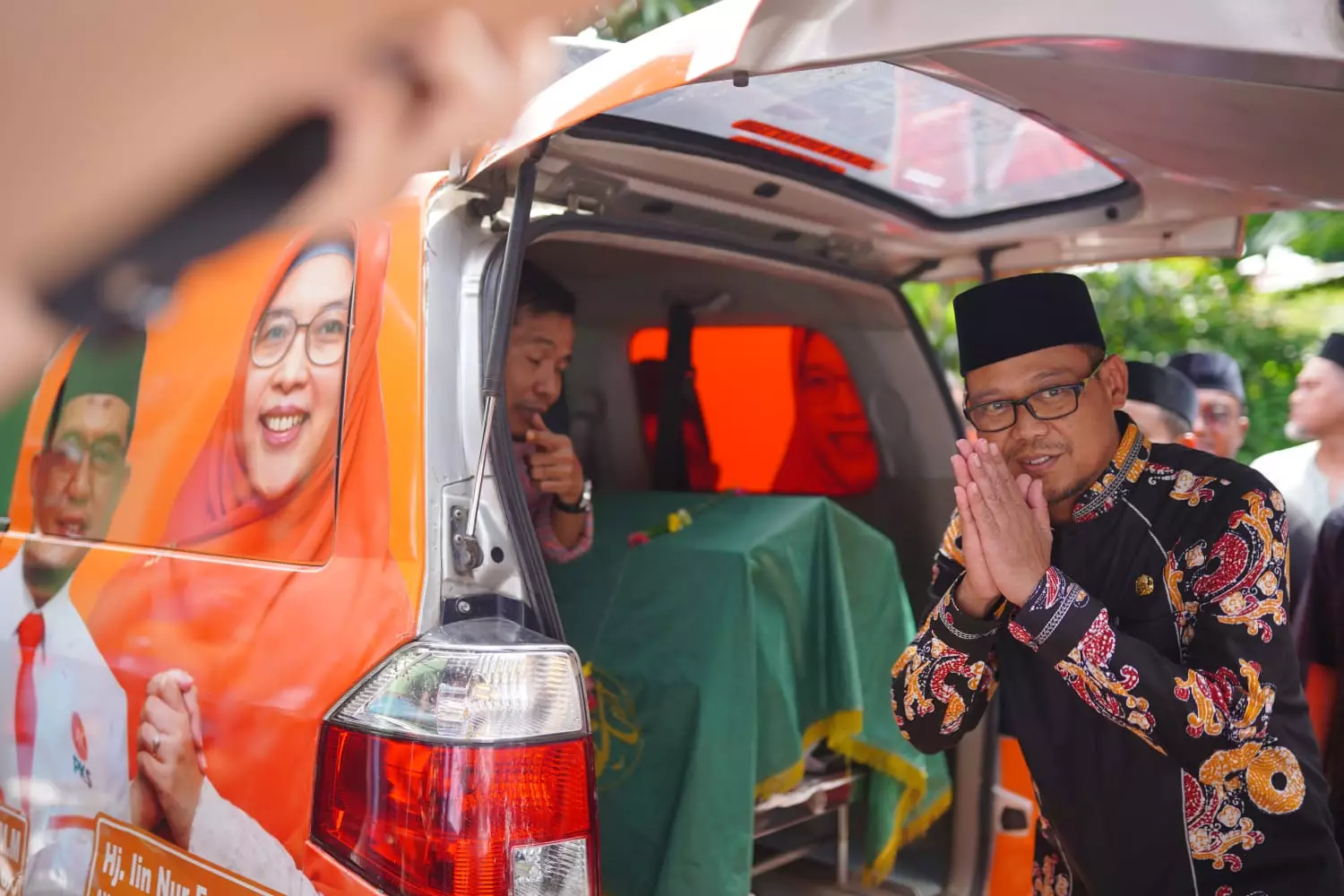 Wakil Wali Kota Depok Takziah ke Rumah Duka Korban Longsor Tembok MTsN 19 Jakarta