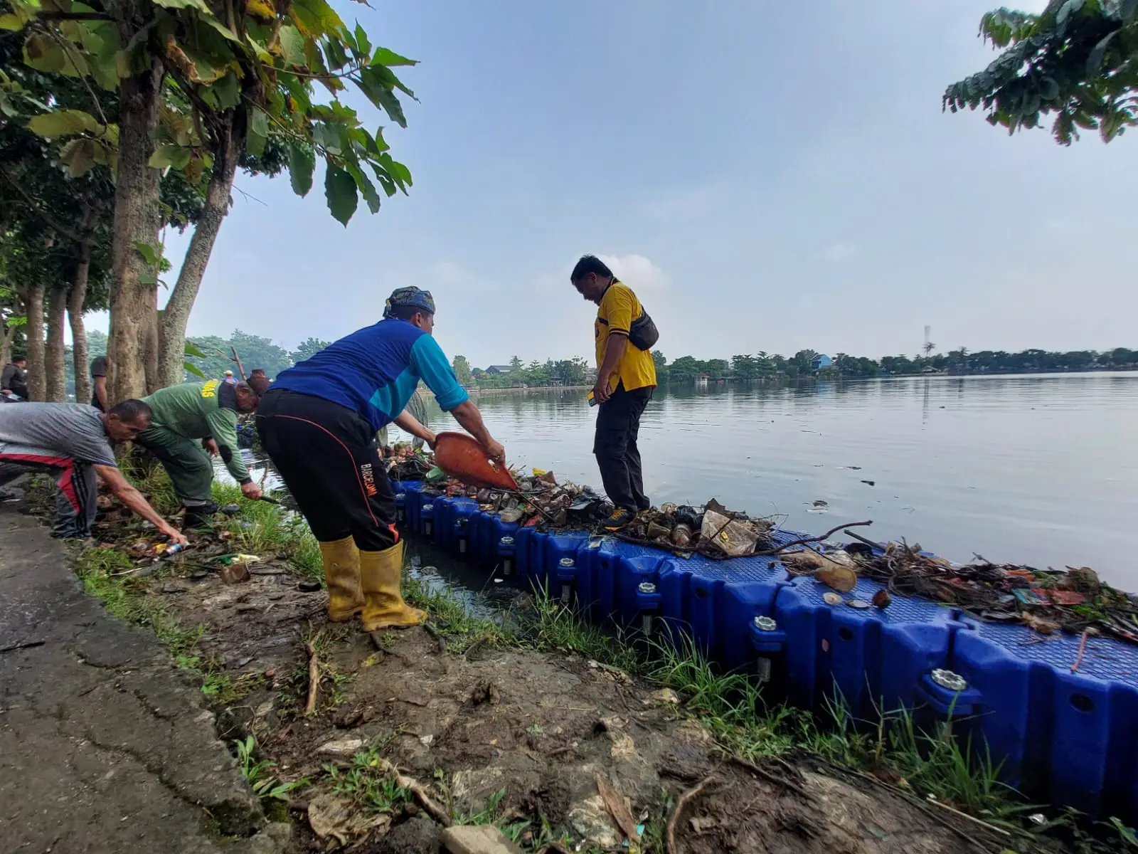 Jumsih, Aparatur Kelurahan Kalibaru Bersama Warga Bersihkan Situ Cilodong