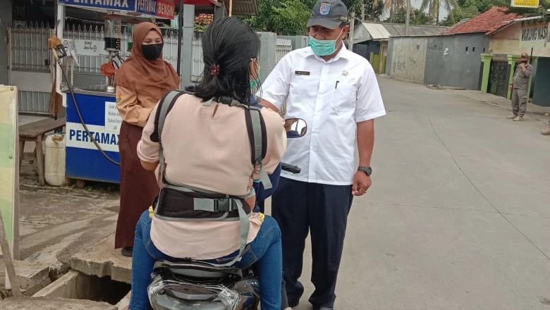 Tegakan Disiplin, Petugas Gabungan Gelar Razia Prokes di Kalibaru