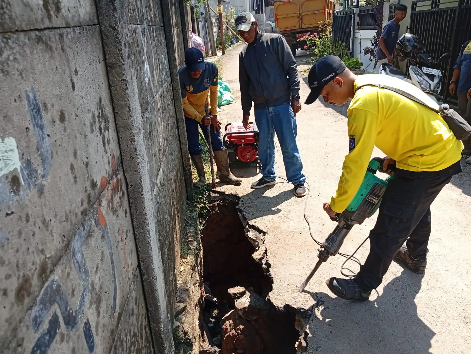 Penanganan Jalan Amblas di Kelurahan Tirtajaya Rampung Dua Hari