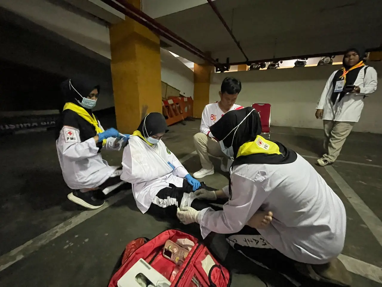 Aksi Para Anggota PMR Beradu Skill Pertolongan Pertama di Lomba Kepalangmerahan Tingkat Depok 2025