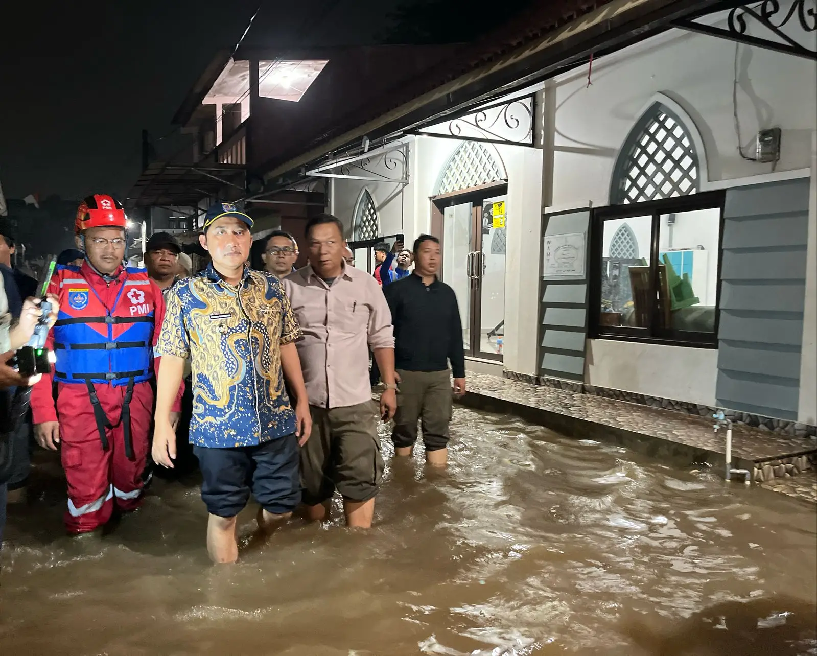 Pastikan Keselamatan Warga, Wakil Wali Kota Depok Tinjau Lokasi Banjir di Panmas