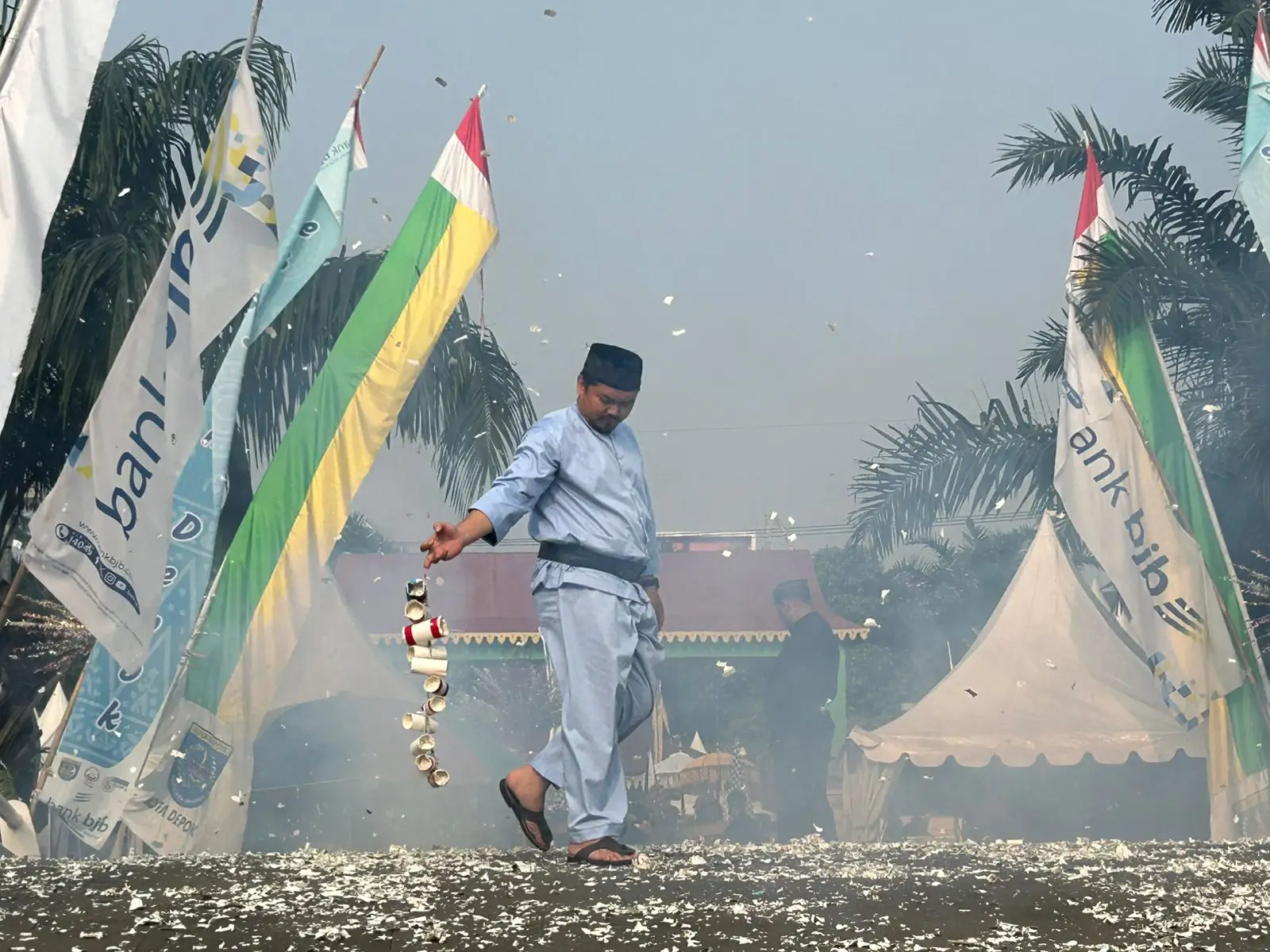 Takjub! Dua Manusia Petasan Beraksi di Lebaran Depok 2026