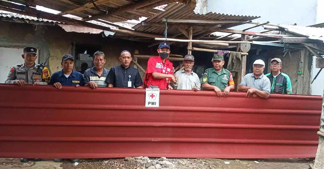 Ringankan Beban Korban Puting Beliung di Cilodong, PMI Distribusikan Bahan Bangunan