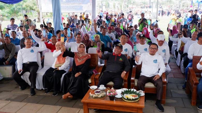 Kurangi Sampah Plastik,  1000 Tumbler Dibagikan Gratis