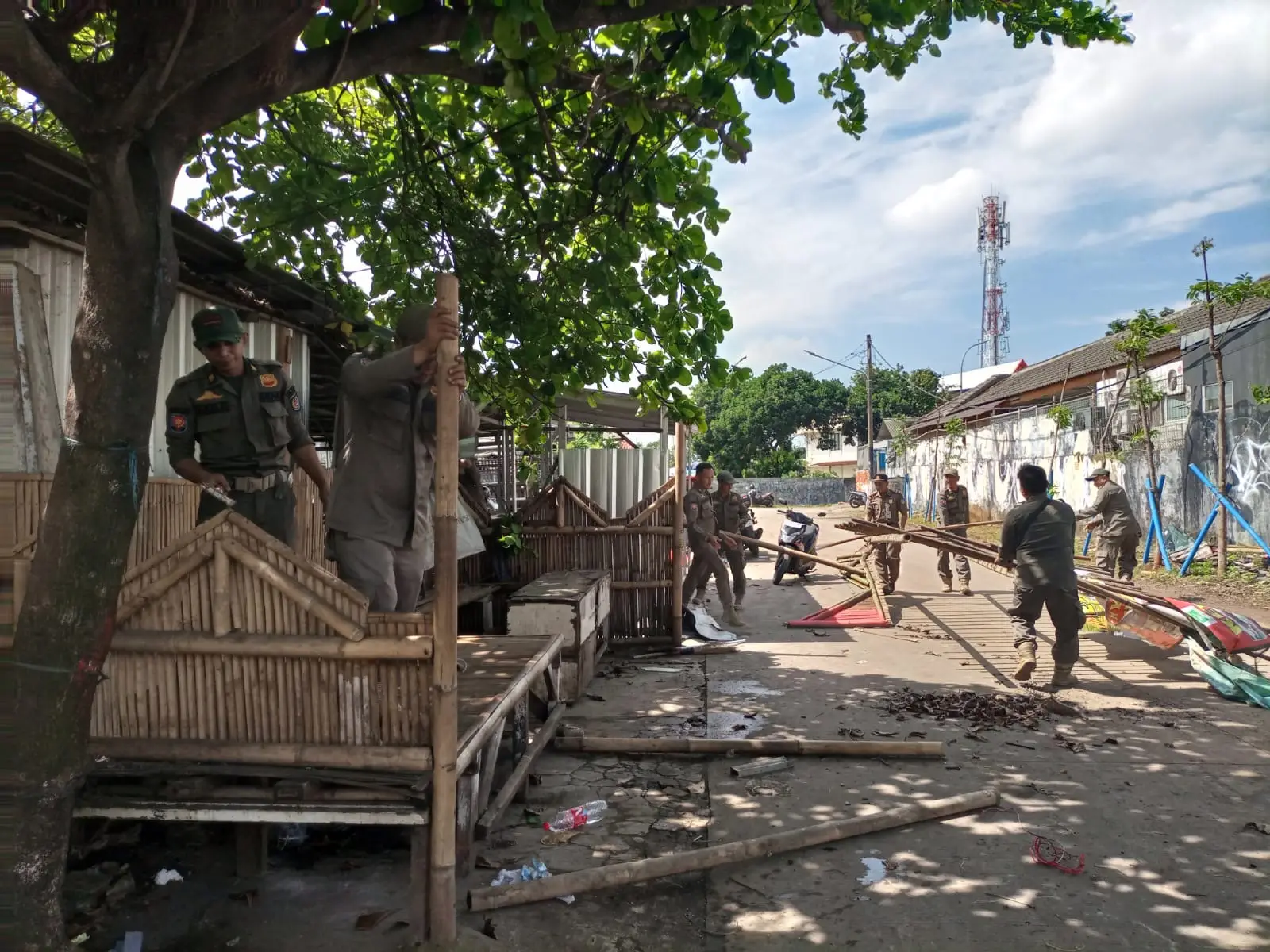 Lapak PKL dan Posko Ojol di Jalan Raya Muchtar Ditertibkan