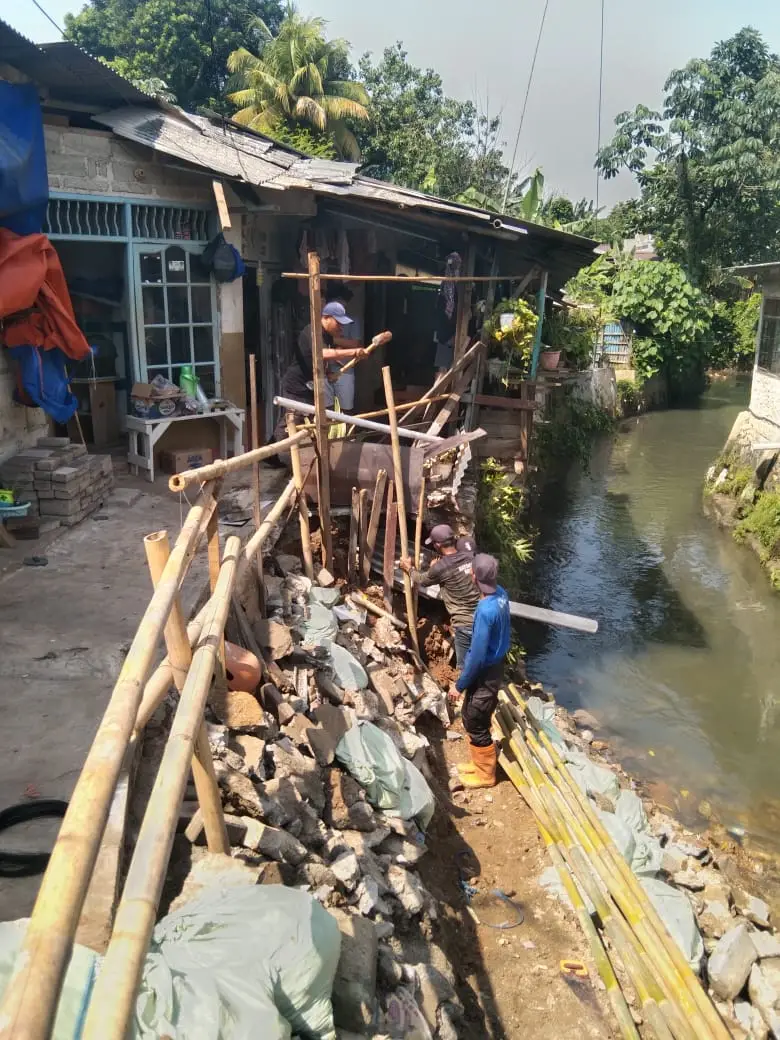 DPUPR Bersihkan Material Turap Longsor Anak Kali Jantung Sukmajaya