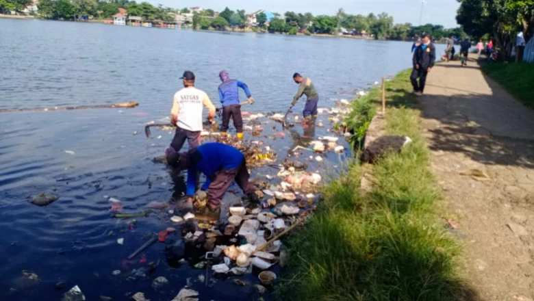 Satgas SDA dan Pokdarwis Kalibaru Bersihkan Situ Cilodong dari Sampah