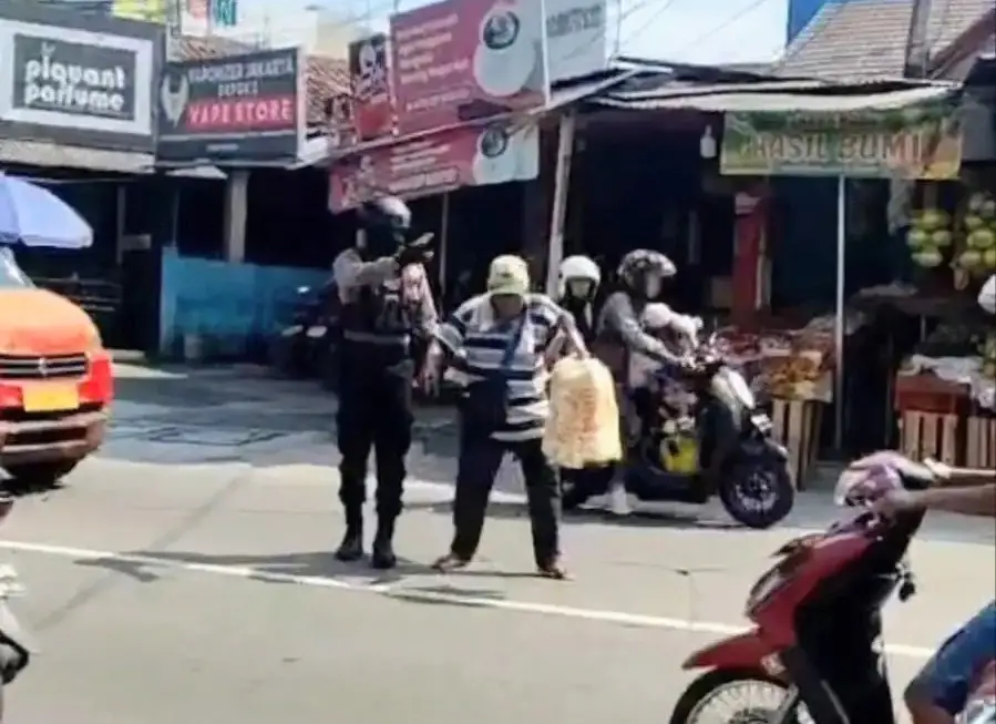 Di Depok, Polisi Hadir dengan Hati Bantu Lansia dan Borong Dagangan