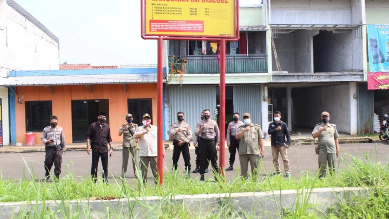 Satpol PP Segel Bangunan Perumahan Jayana Residence di Sawangan
