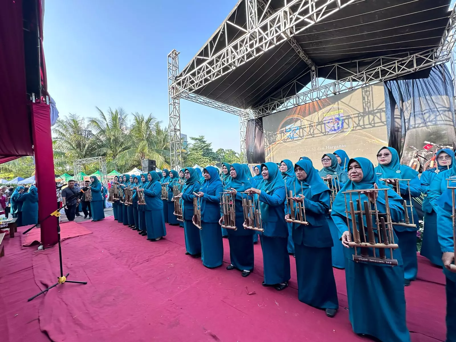 Tampil Memukau, Penampilan Angklung TP-PKK Depok Meriahkan Puncak HKG-Harganas 2024