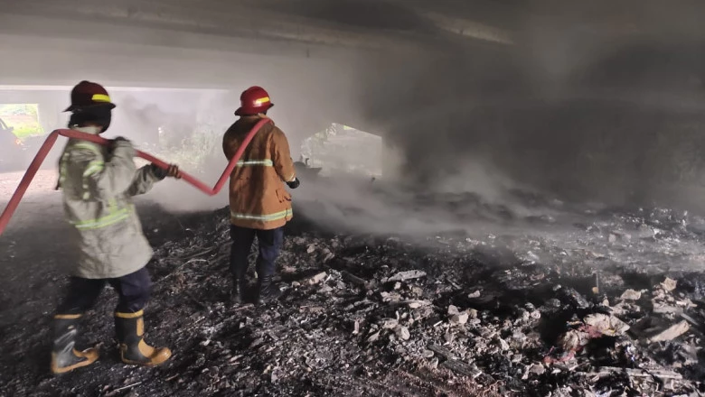 Kebakaran di Bawah Tol Jagorawi Berhasil Diatasi Damkar Depok