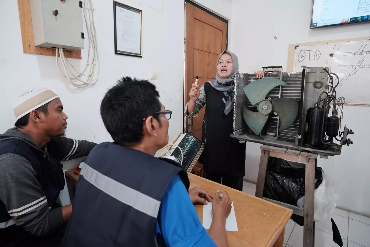Peserta Pelatihan Disnaker Depok Diberikan Materi Membersihkan AC