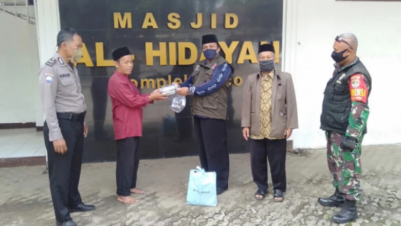 Kelurahan Duser Bagikan 1.000 Masker ke Dewan Kemakmuran Masjid