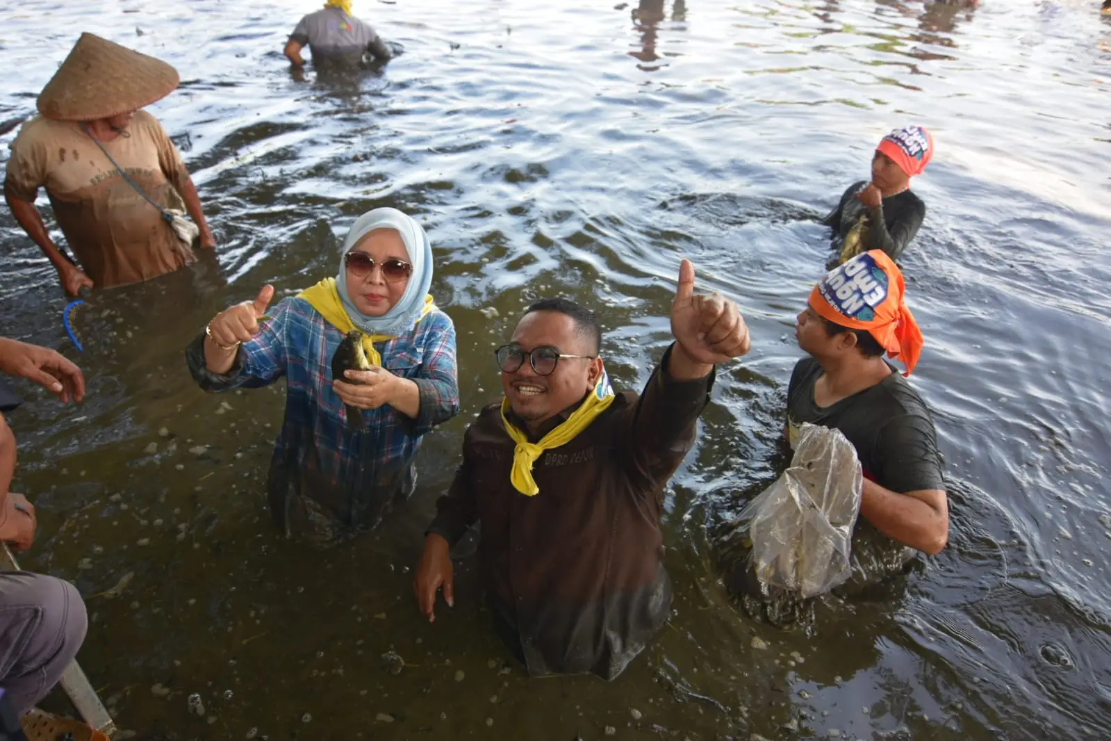 Tiga Legislator Depok Terjun ke Empang, Tangkap Ikan Pakai Tangan Kosong
