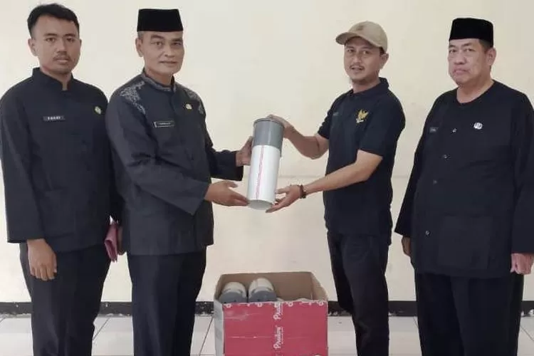 Kelurahan Pangkalan Jati Serahkan Ratusan Paralon Biopori Bagi Warga RW 02