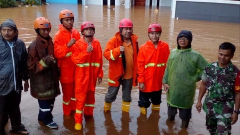 10 Personel Damkar Diterjunkan Tangani Banjir di Kalimulya