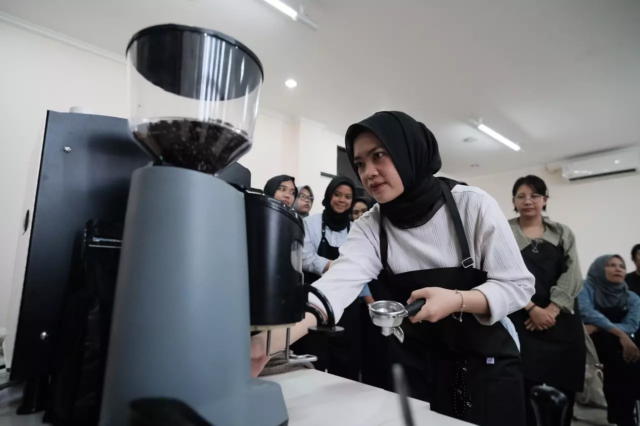 Peserta Pelatihan Barista Disnaker Depok Lakukan Praktik Membuat Kopi Espresso
