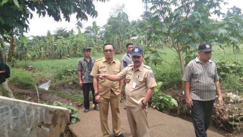 Antisipasi Banjir, Lurah Sukatani Tinjau Saluran Air di RW 20