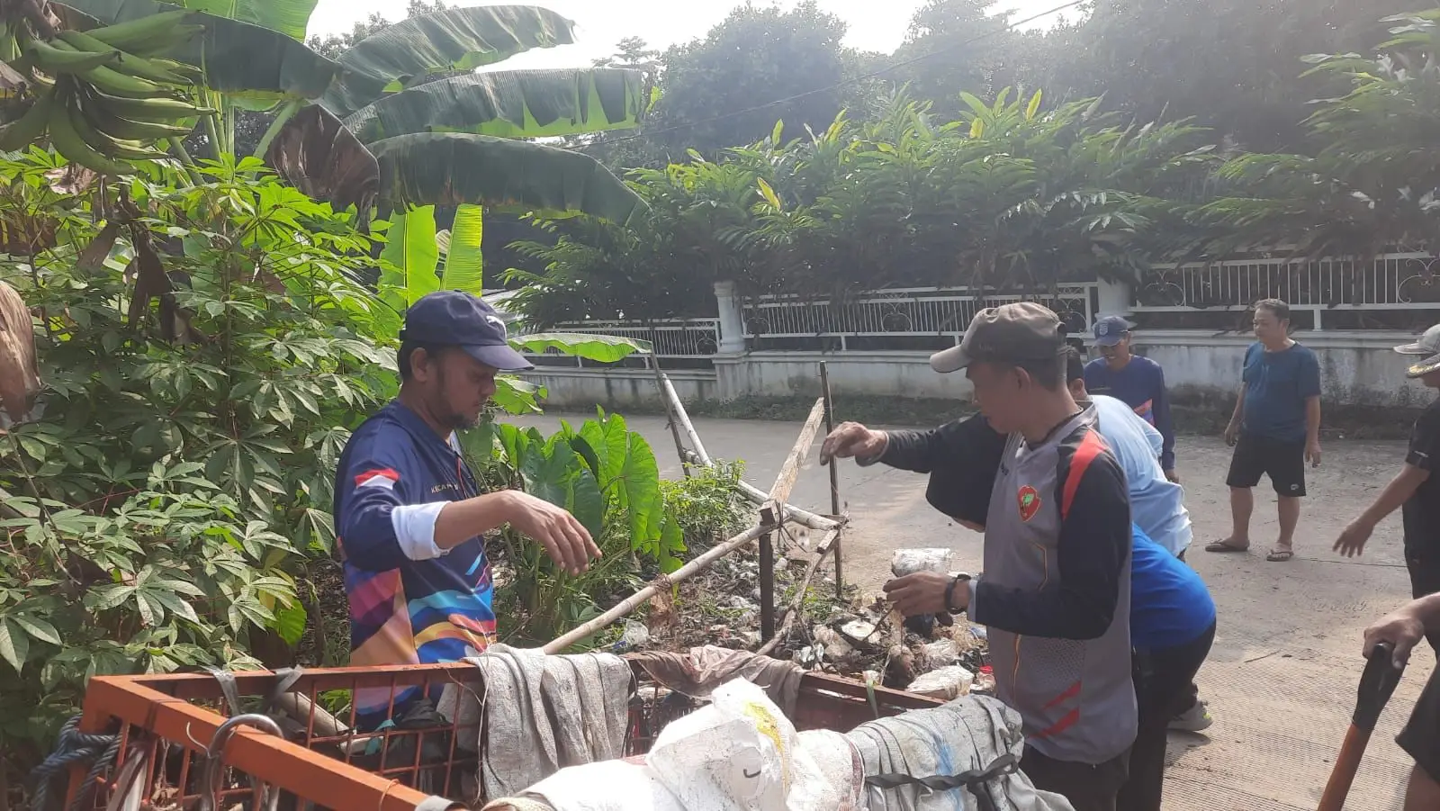 Camat Beji Ajak Warga Bangun Kesadaran Jaga Kebersihan melalui Kerja Bakti