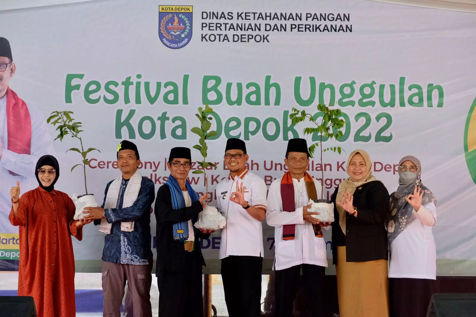 DKP3 Depok Bagikan 400 Bibit Tanaman Buah kepada Warga