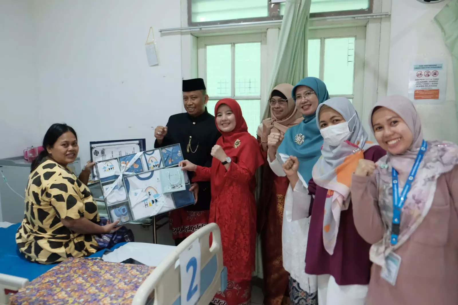 Tiga Bayi Lahir pada 17 Agustus, Sekda Depok Serahkan Dokumen Kependudukan