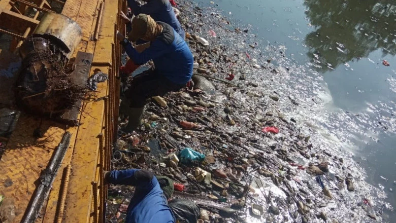 Cegah Banjir, Satgas DPUPR Rutin Bersihkan Situ Pengarengan 