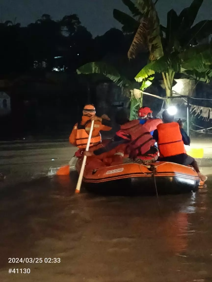Damkar Depok Bantu Evakuasi Dua Kepala Keluarga Korban Banjir di Pasir Putih