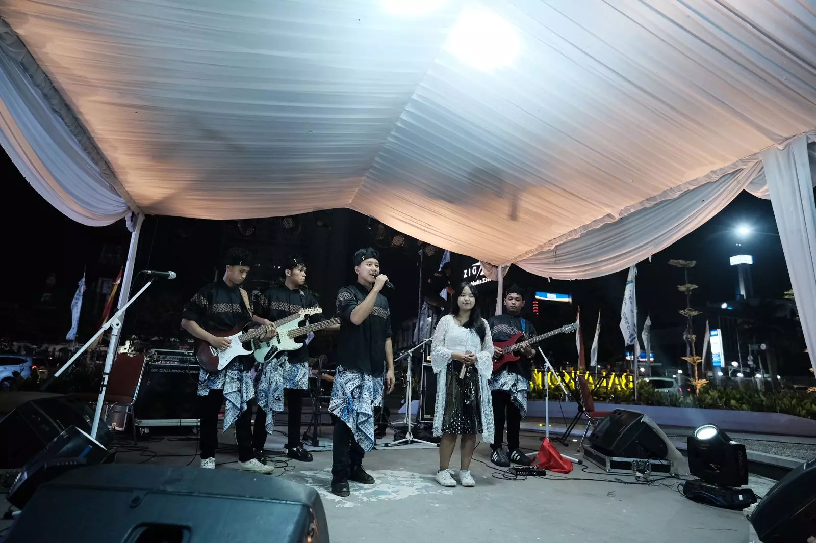 Live Music di Depok Open Space, Bang Imam Nyanyi Bareng Band Lokal