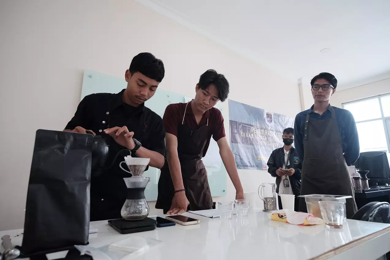 Peserta Pelatihan Barista Dilatih Cara Mengolah Kopi Secara Manual