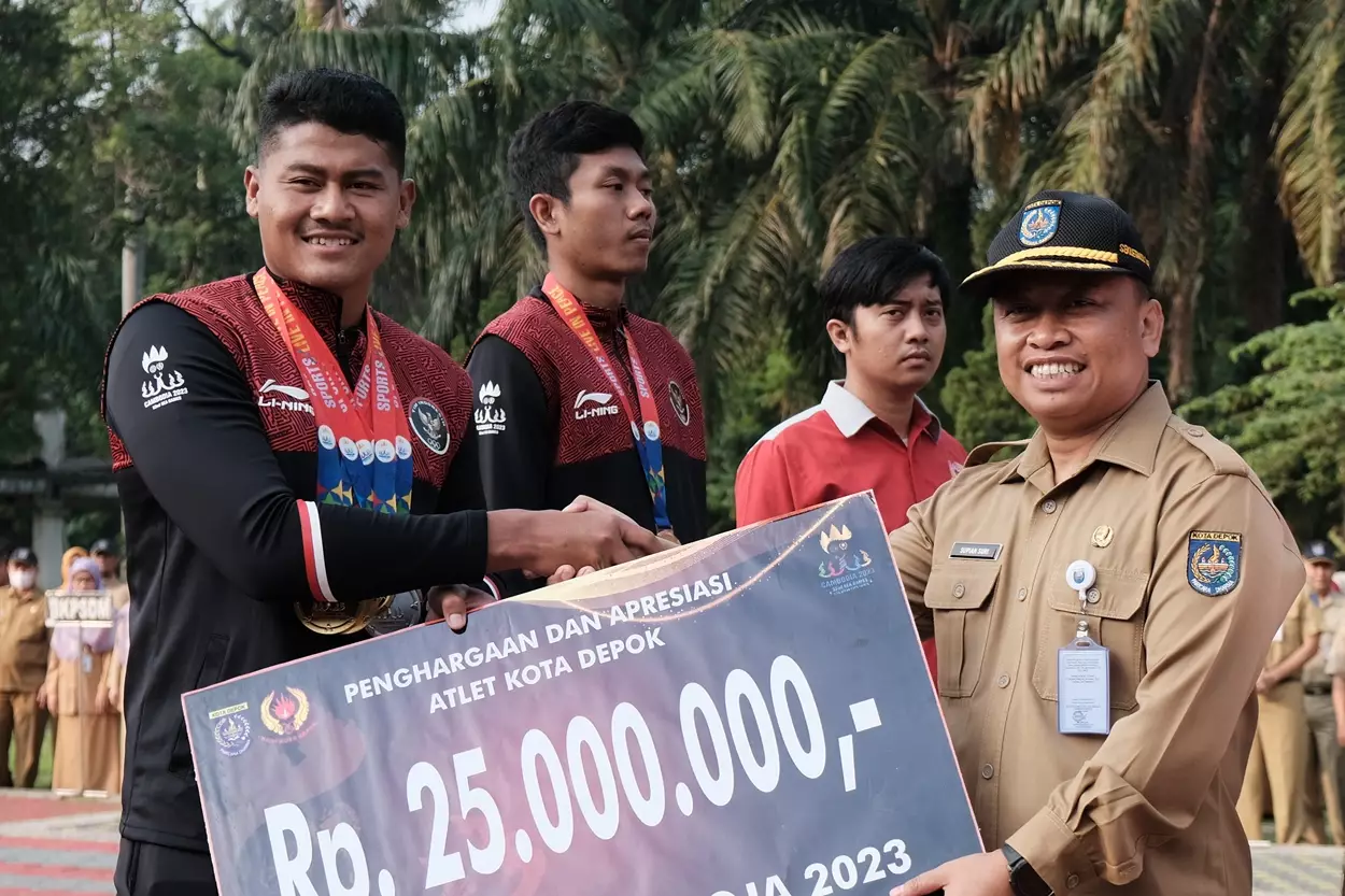 Sekda Depok Serahkan Penghargaan Kepada Atlet Sea Games Asal Kota Depok