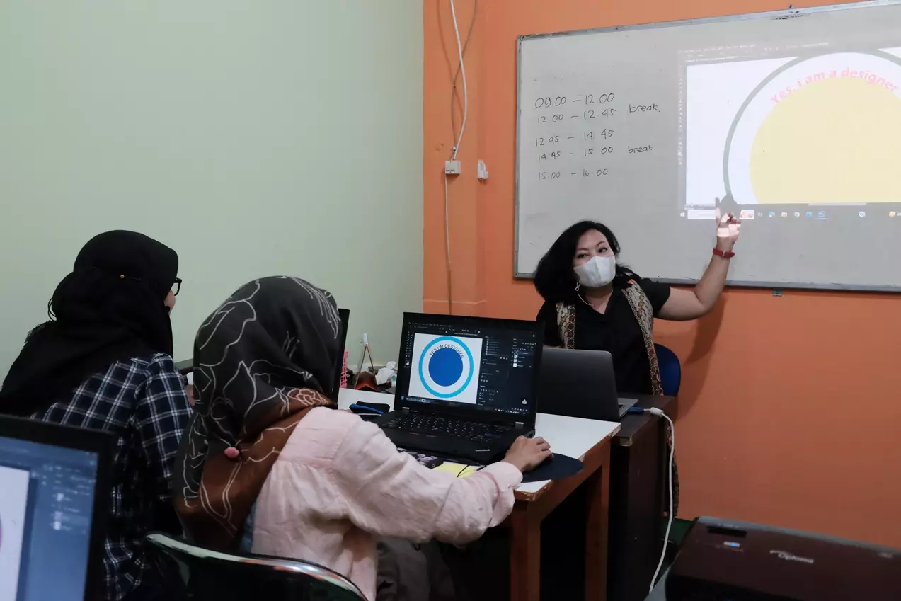 Peserta Pelatihan Desain Grafis Dilatih Membuat Konsep dan Penggunaan Aplikasi