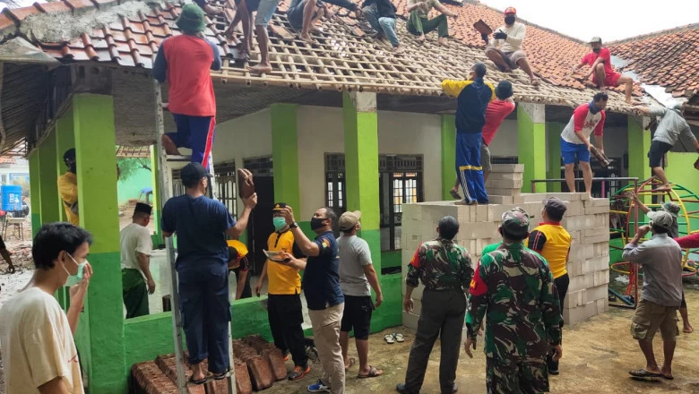 Atap Bangunan Majelis Taklim yang Ambruk Mulai Diperbaiki