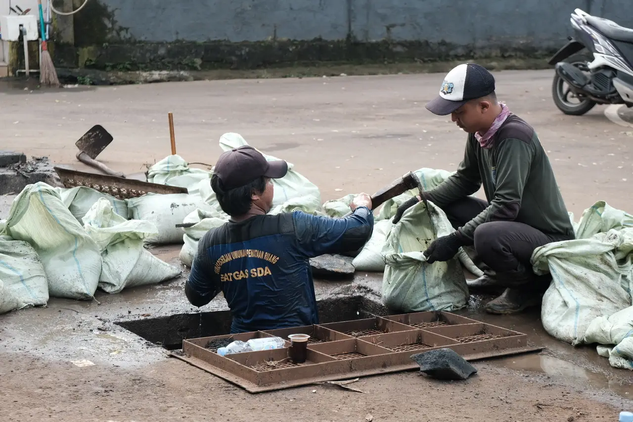 Aksi Petugas Dinas PUPR Depok Bersihkan Gorong-gorong Cegah Banjir