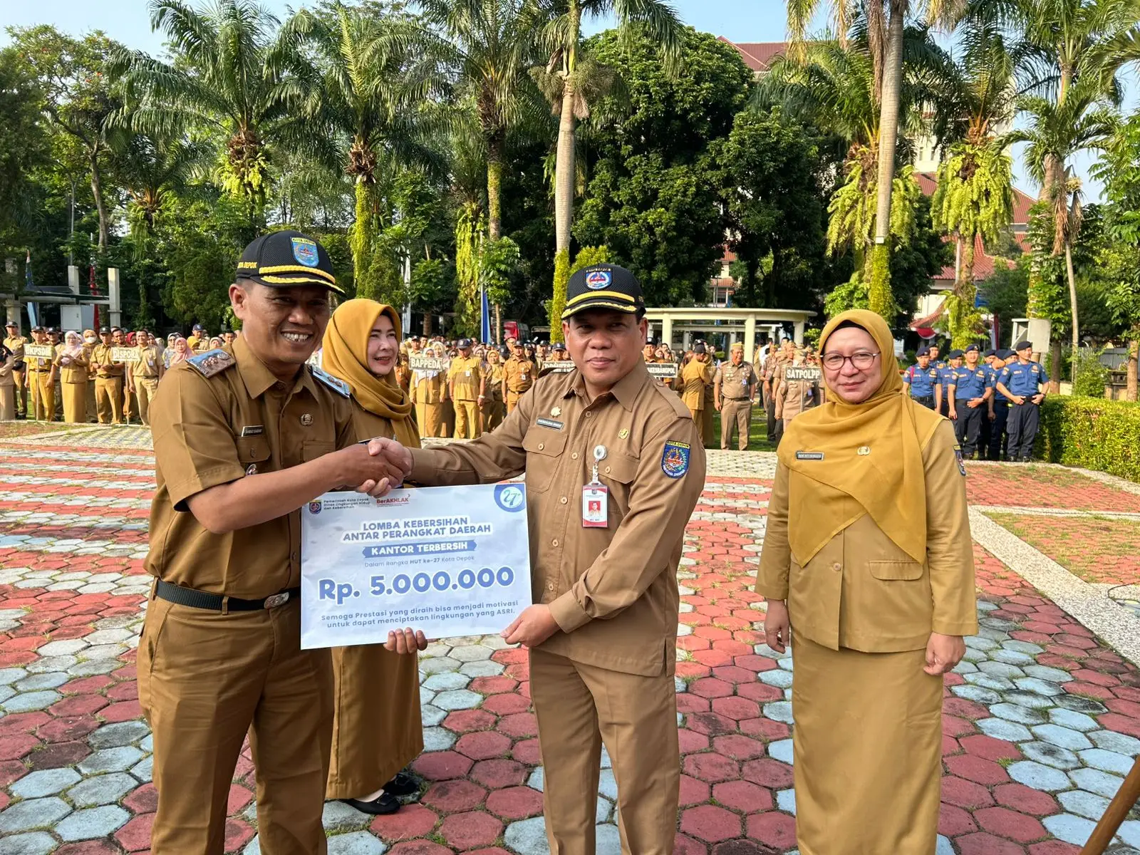 Sekda Depok Serahkan Hadiah Juara Lomba Kebersihan Antar Perangkat Daerah