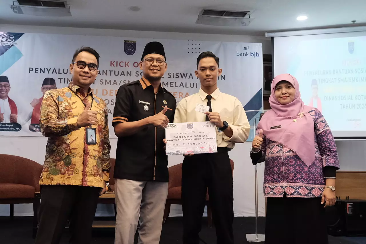 Pemkot Depok Serahkan Bansos KDS Pendidikan Tingkat SMA Tahun 2024