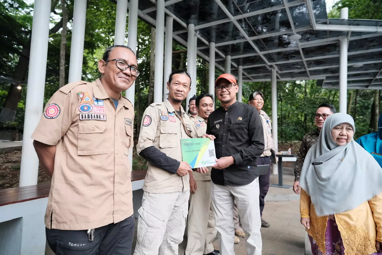 Wakil Wali Kota Serahkan Kartu BPJS Ketenagakerjaan ke Tagana dan TKSK Depok