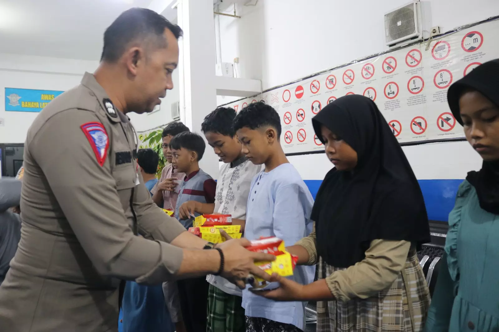 Bantu Sesama, Sat Lantas Polres Metro Depok Santuni 30 Anak Yatim Piatu