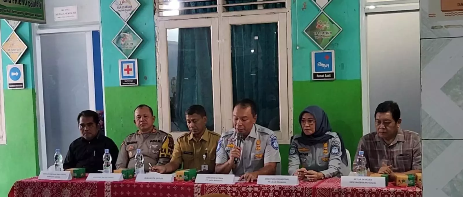 Sat Lantas Polres Metro Depok Dampingi Jasa Raharja-Pemkot Berikan Santunan ke Keluarga Korban Kecelakaan Bus Subang