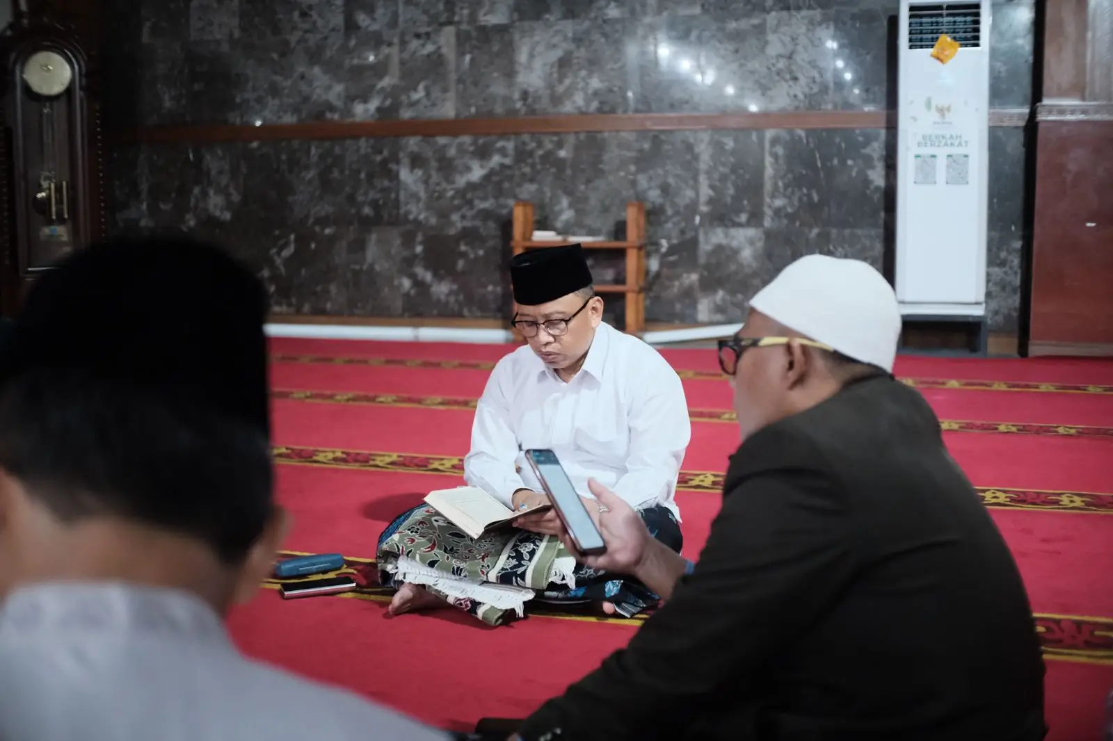 Raih Lailatul Qadar, Wali Kota Depok Itikaf Bersama ASN di Masjid Agung Baitul Kamal