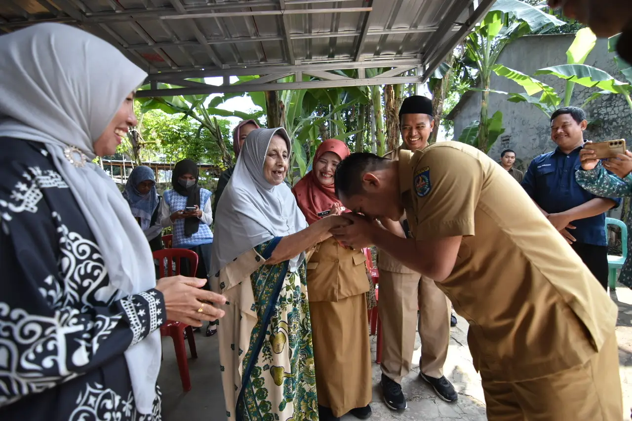 Momen Kebersamaan ASN Pemkot Depok Bersama Para Lansia