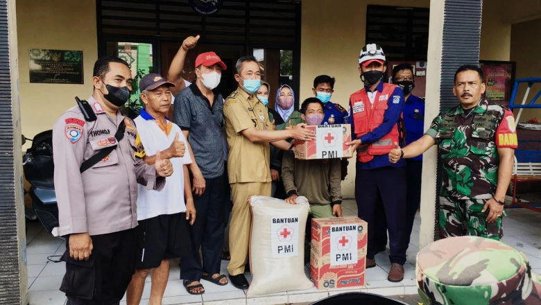 PMI Depok Berikan Bantuan Sembako Bagi Korban Banjir di RW 06 Mampang