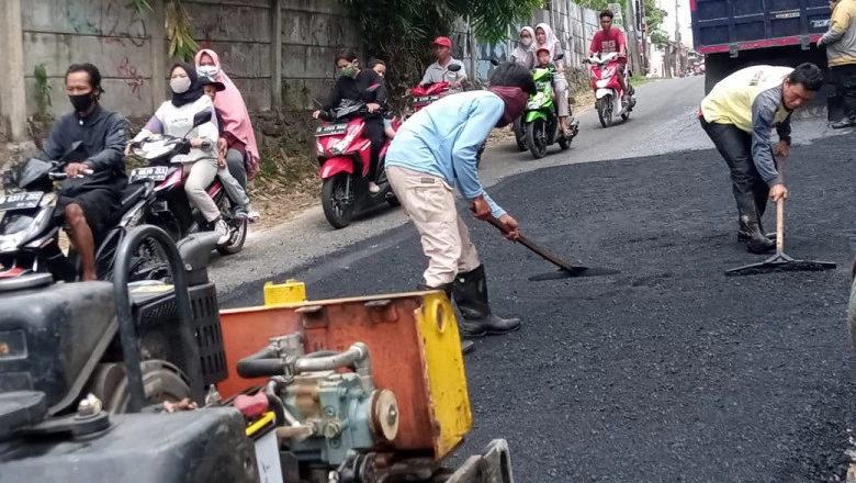 Lurah Pontir Pantau Pengaspalan Jalan, Warga Mengaku Senang