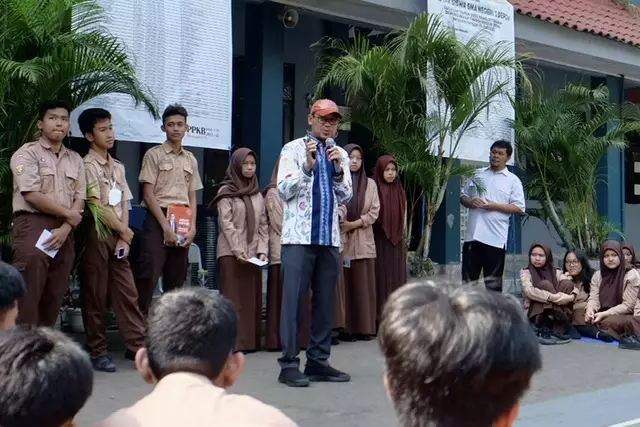 Bang Imam Ajak Pelajar di SMAN 3 Depok Lakukan Perekaman E-KTP